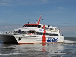 Borkum mit Bahn und Schiff auf die Insel
